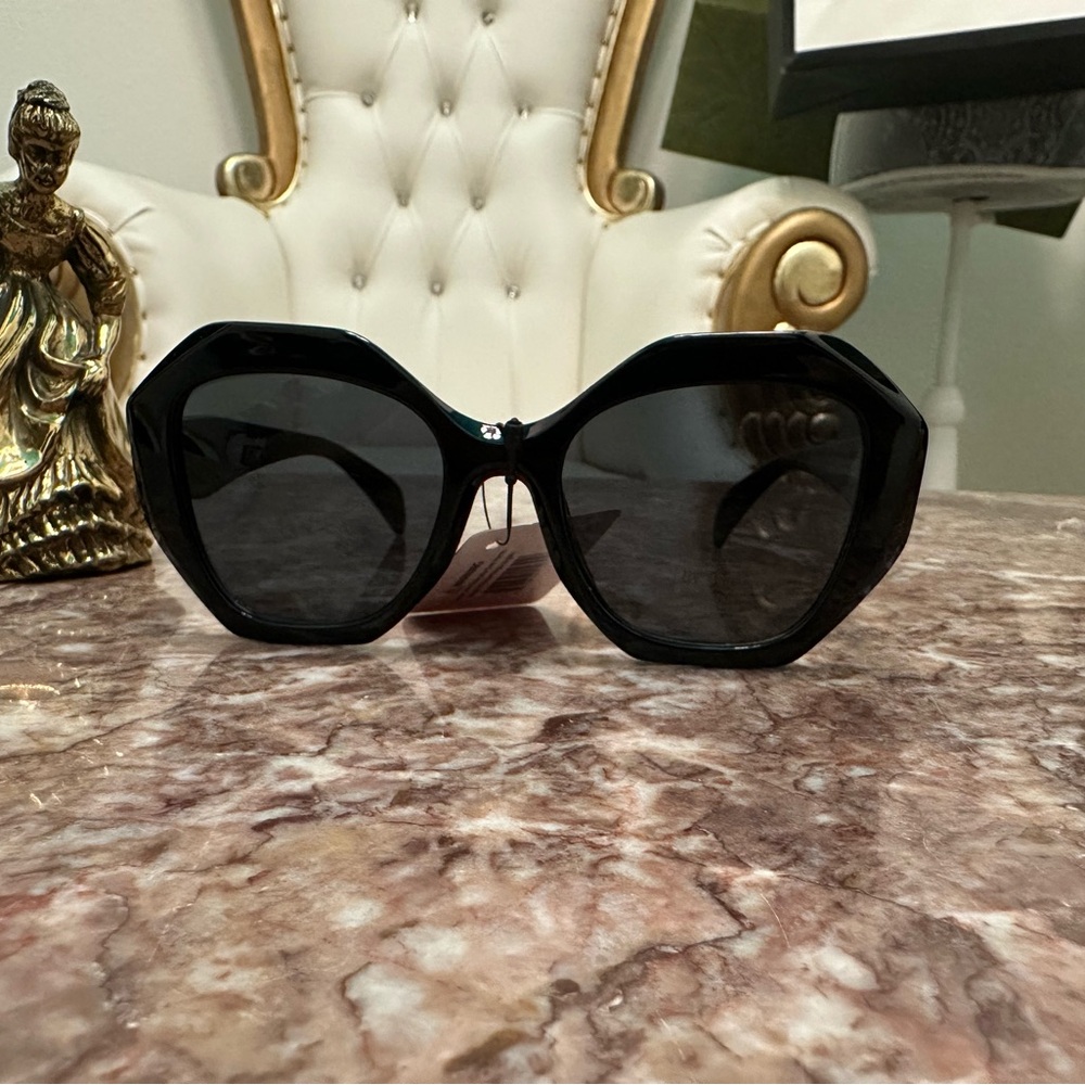 Elegant Black Sunglasses -NWT